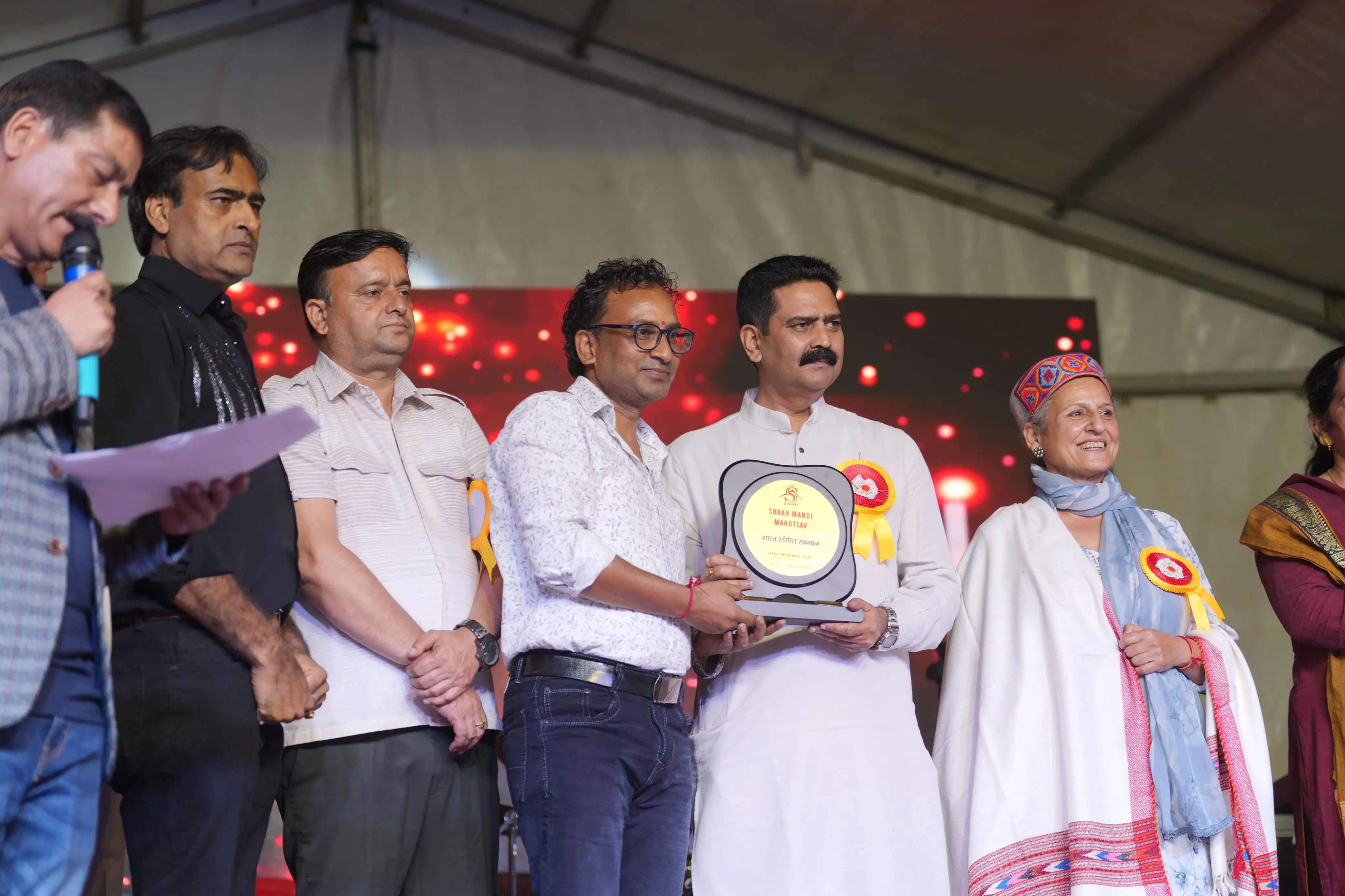 शाख मंडी महोत्सव: चौथी सांस्कृतिक संध्या में लोकगीतों और पहाड़ी गायकी मची धूम