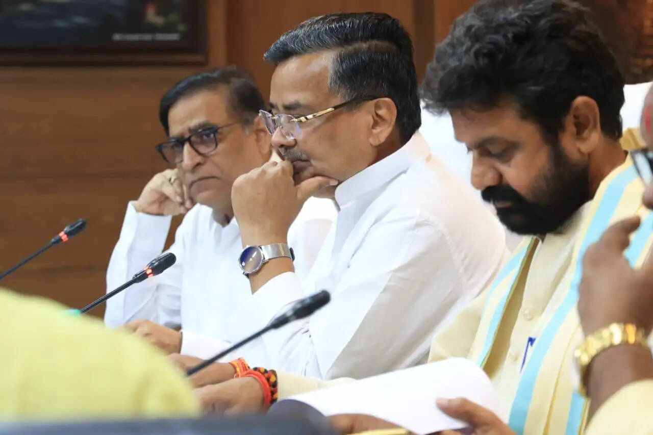 वाराणसी मंडल में पर्यटन विकास को मिलेगी नई उड़ान, लगभग 109 करोड़ रुपये की 36 परियोजनाओं पर मंथन