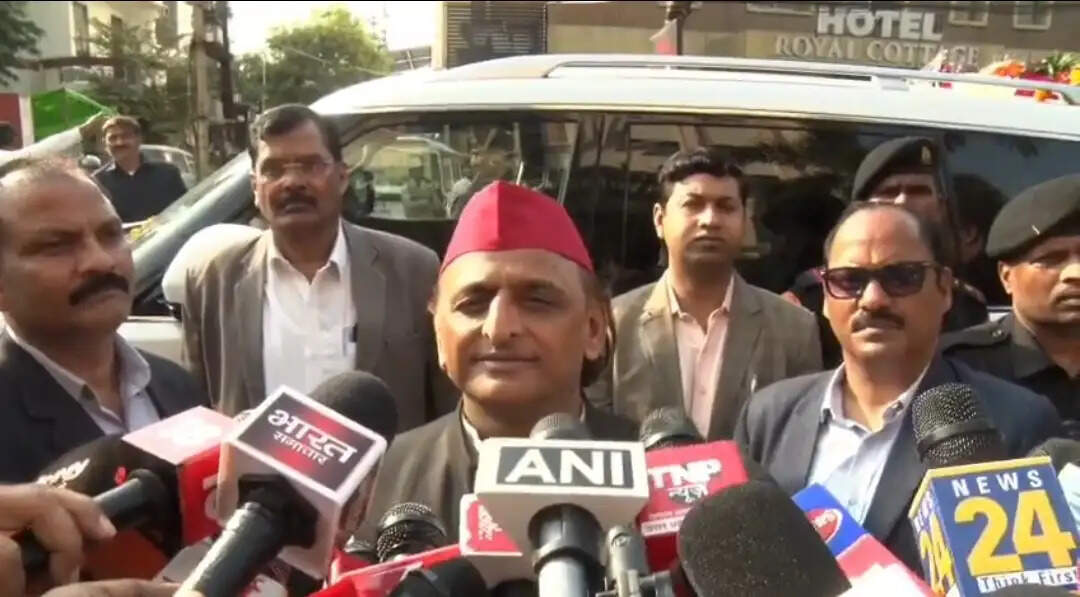 शंकराचार्य का सम्मान होना चाहिए लेकिन सरकार उन्हें अपमानित कर रही : अखिलेश यादव