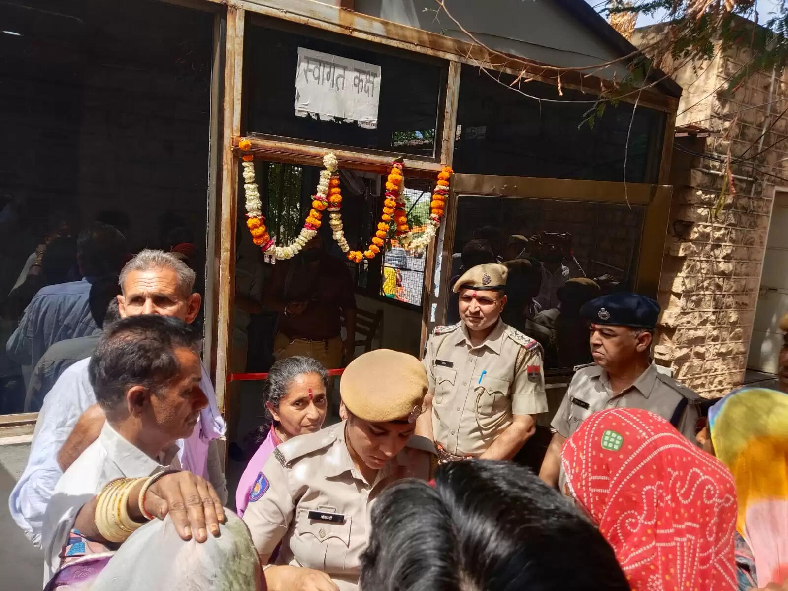 पुलिस थानों में स्वागत कक्ष व हेल्प डेस्क की पहल