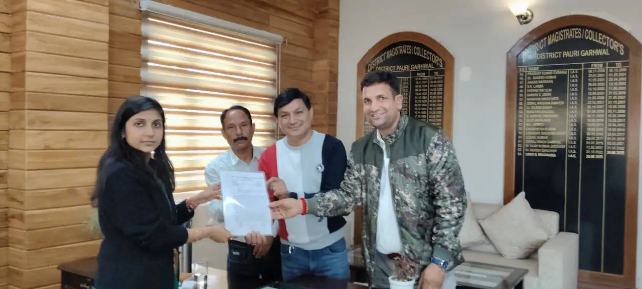 संघ भवन के लिए भूमि आवंटन की मांग को लेकर कार्मिक संघ ने डीएम को सौंपा ज्ञापन