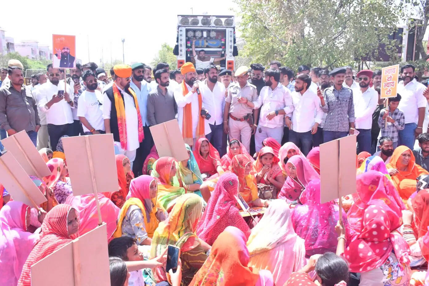 वादाखिलाफी के आरोप में करणी सेना सड़कों पर