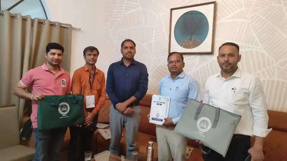 शहर से गांव तक जनगणना शुरू, कलेक्टर मिश्रा से भरा पहला फार्म