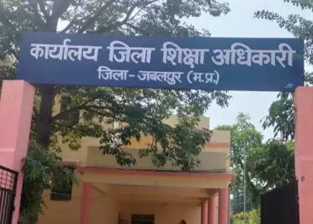 जबलपुर : नाबालिग आत्महत्या मामले में आरोपी शिक्षक ने विभाग से छिपाई गिरफ्तारी, जमानत के बाद फिर पढ़ाने पहुंचा