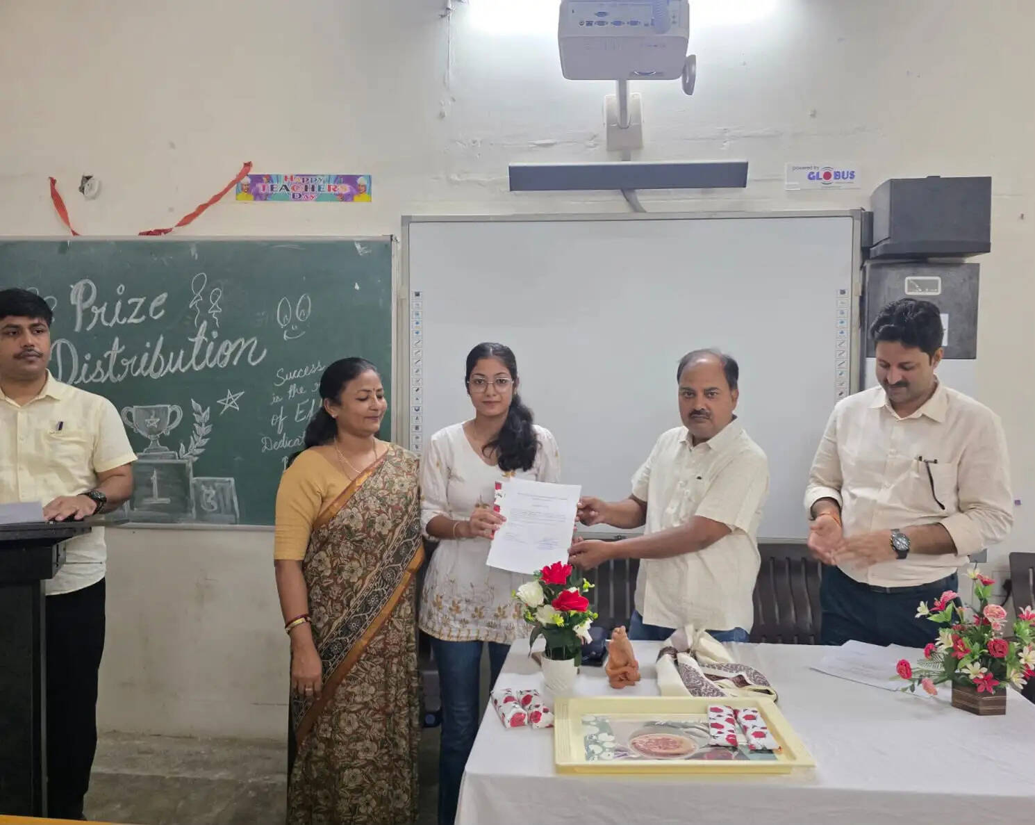क्विज में सृष्टि जायसवाल और निबंध प्रतियोगिता में खुशी सिंह रहीं प्रथम