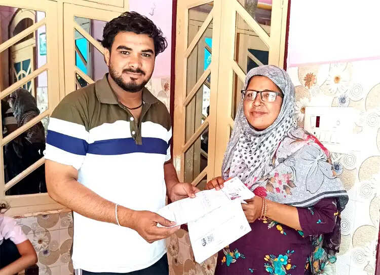 एसआईआर की शुरुआत, आज से बीएलओ घर-घर बांट रहे गणना फार्म