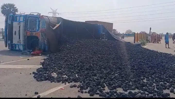 आसनसोल में कोयला लदा ट्रक पलटने से चालक घायल, यातायात प्रभावित