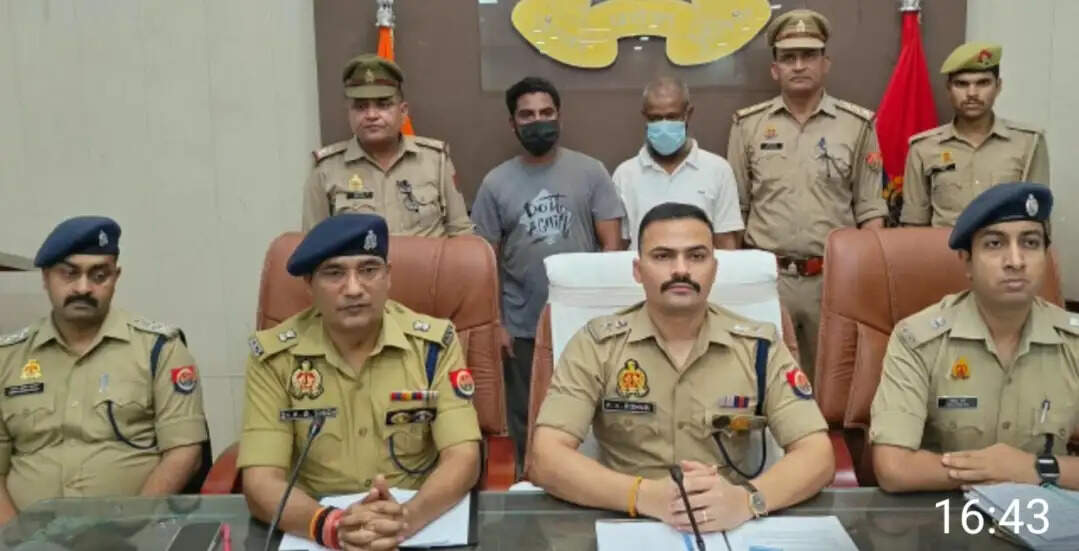 लाइसेंस की निर्धारित सीमा से अधिक विस्फोट भंडारण व कारतूस बनाने के आरोप में दो गिरफ्तार