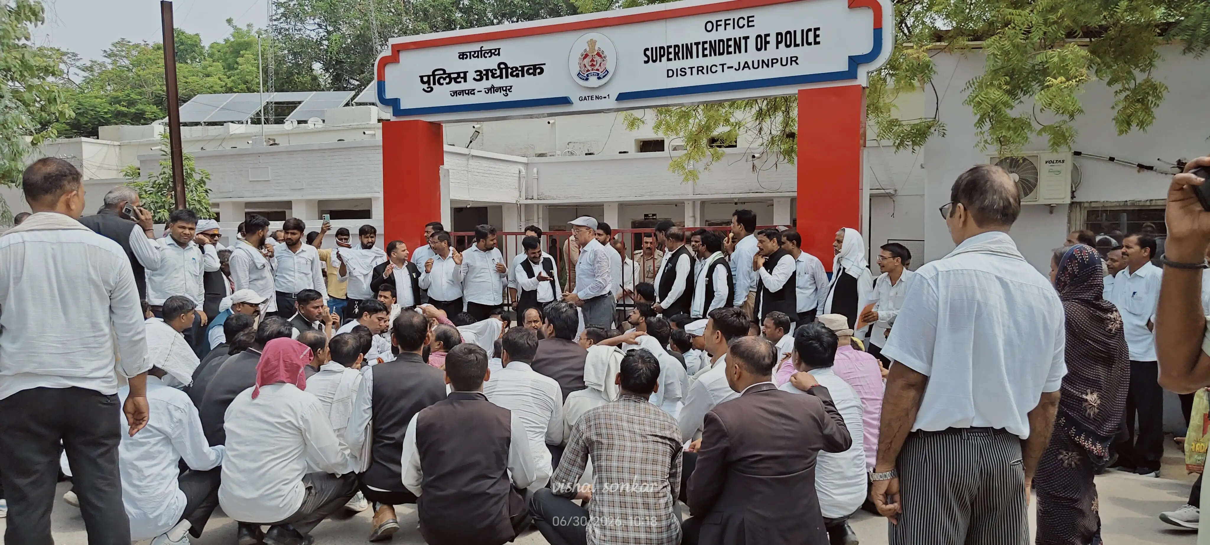 जौनपुर में पुलिस पर पैसे लेकर एफआईआर दर्ज करने का आरोप, अधिवक्ताओं ने पुलिस अधीक्षक कार्यालय पर कर किया प्रदर्शन