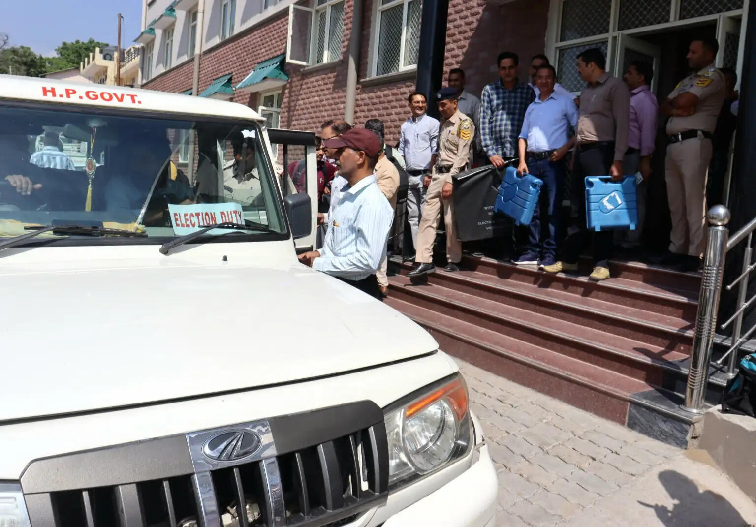 सिरमौर में नगर निकाय चुनाव की तैयारियां पूरी, पोलिंग पार्टियां रवाना
