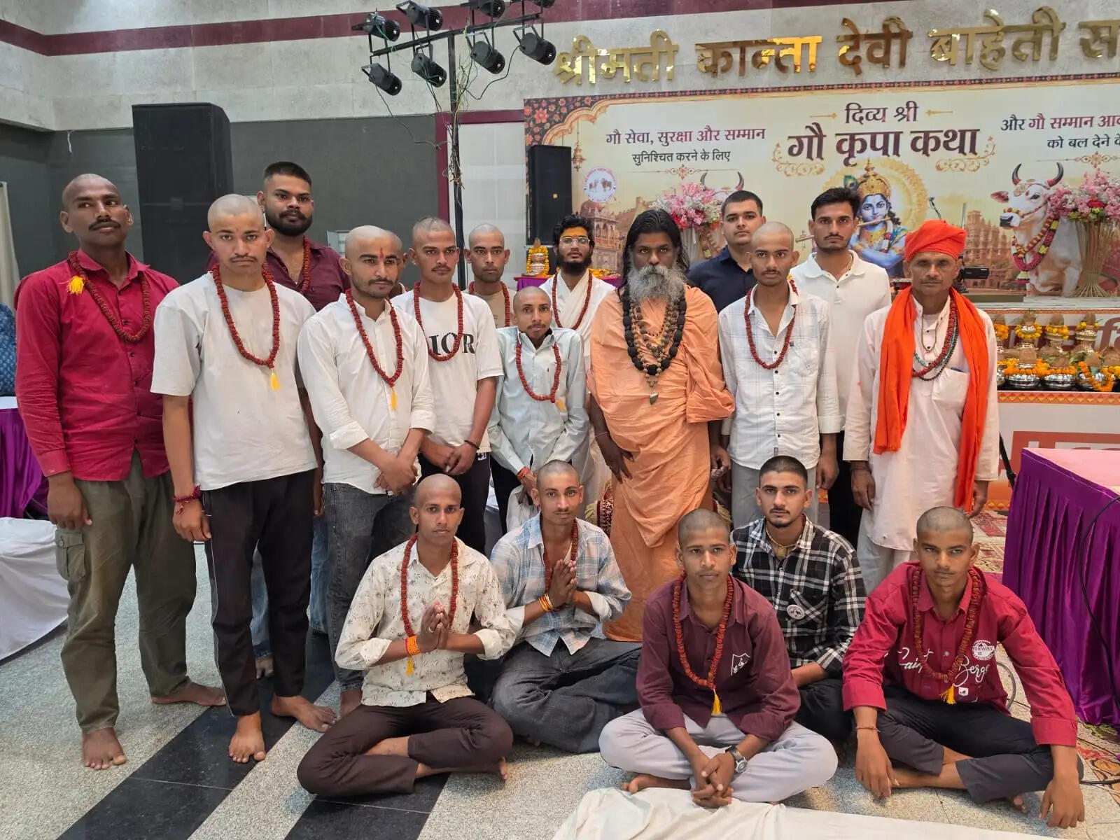 गाे माता के सम्मान के लिए बीस से अधिक युवाओं ने कराया मुंडन