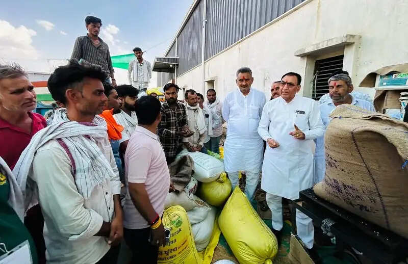 मुख्यमंत्री डॉ. यादव के निर्देशों का उपार्जन केंद्रों में हो रहा कड़ाई से पालन : राज्यमंत्री पंवार