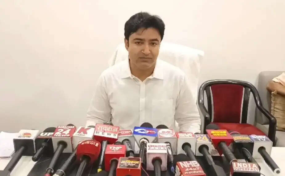 अखिलेश यादव कार्यकर्ताओं को बरगलाने का काम कर रहे हैं: अभिजीत सिंह सांगा
