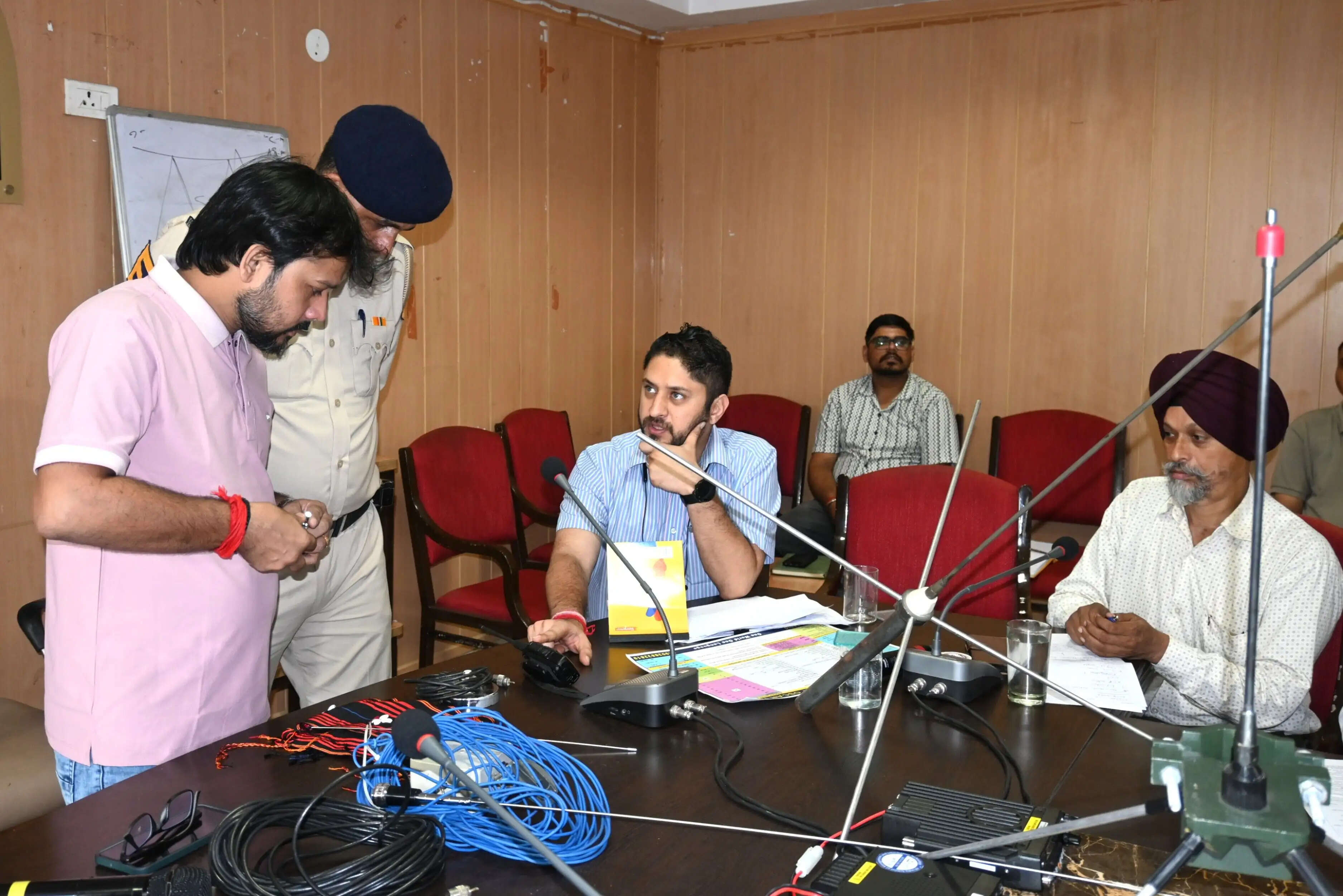 आपदा के समय बिना मोबाइल नेटवर्क के त्वरित संचार का प्रभावी माध्यम हैम रेडियो : अपूर्व देवगन