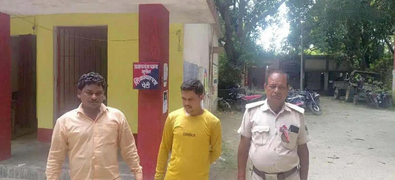 प्रतापगंज में 20 लीटर देशी शराब के साथ दो तस्कर गिरफ्तार, बाइक जब्त