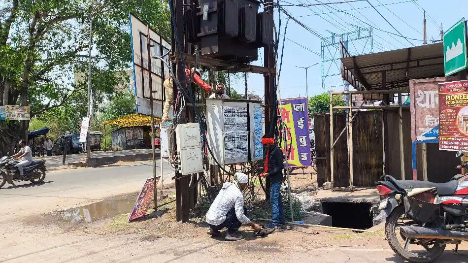 बदला मौसम, तेज हवा तूफान से जनजीवन अस्त-व्यस्त, शहर में घंटों बंद रही बिजली