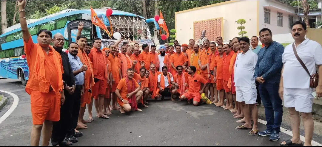जलाभिषेक के लिए यूनियन का जत्था हुआ बाबा नगरी रवाना