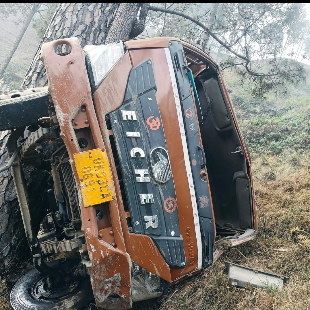 गुरना के पास खाई में गिरा कैंटर, चालक की मौत