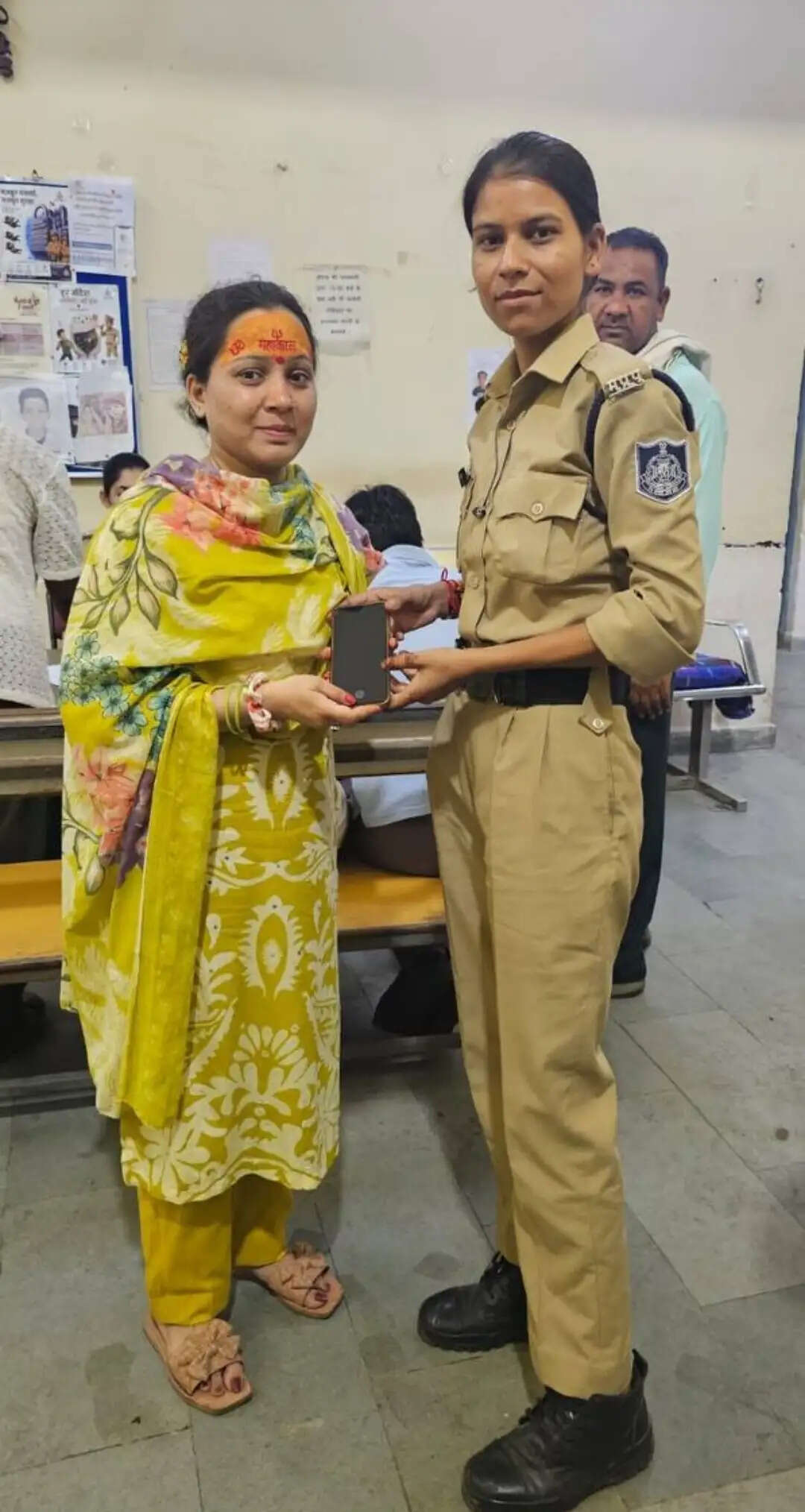 उज्जैनः महाकाल की राजसी सवारी में गुम हुए 15 लोगों के मोबाइल पुलिस ने लौटाए
