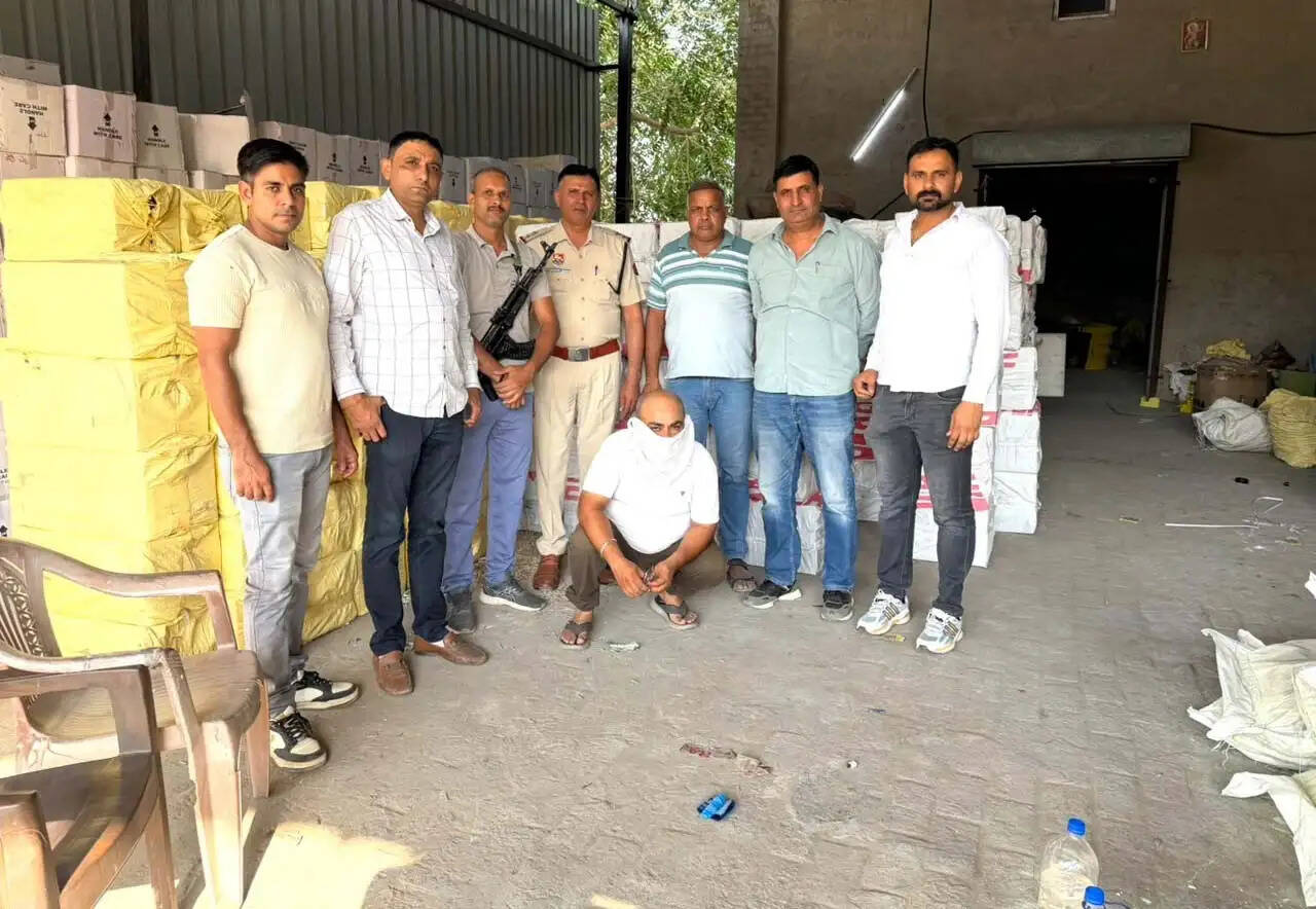 हिसार में अवैध पटाखा कारोबार पर कार्रवाई, तीन करोड़ के पांच हजार किलो पटाखे बरामद