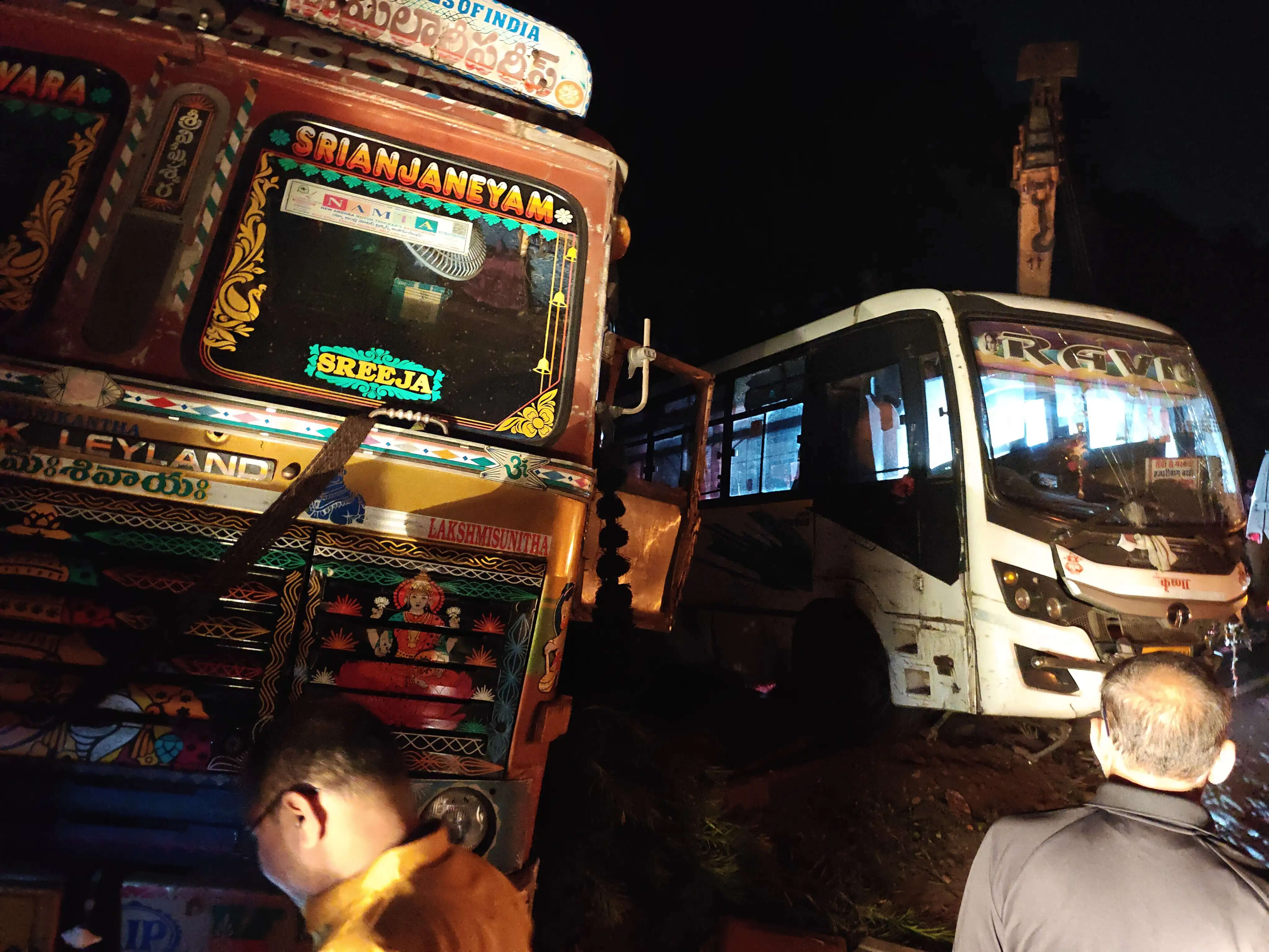चुट्टूपालू घाटी में नियंत्रित हाइवा ने छह गाड़ियों को मारी टक्कर, दर्जनों घायल
