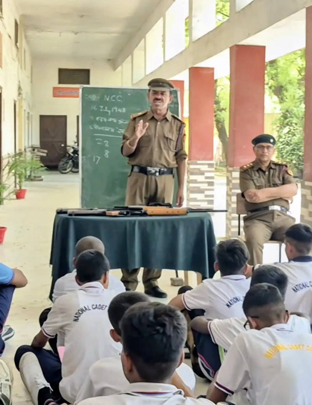एनसीसी कैडेट्स ने डीएसटी प्रोसीजर सीखने के साथ सलामी शस्त्र का किया अभ्यास