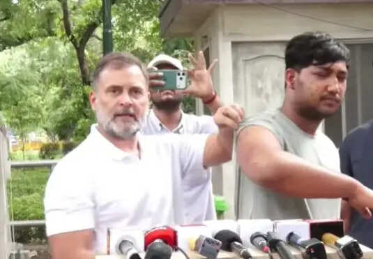 पुलिस कार्रवाई में घायल युवक को सामने लाए राहुल गांधी, बोले- सरकार अत्याचार की जिम्मेदारी ले