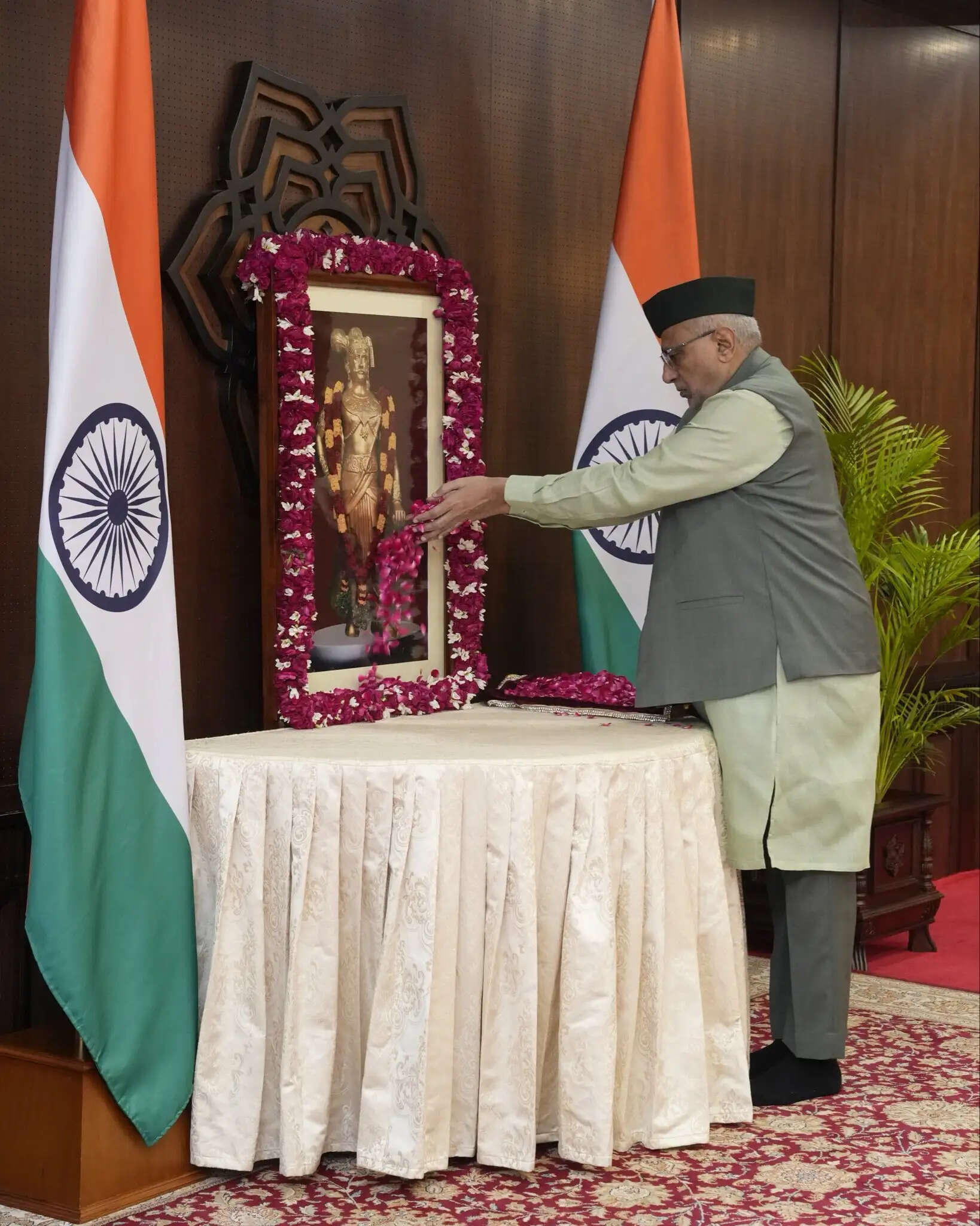 उप राष्ट्रपति ने स्वतंत्रता सेनानी वीरापांड्या कट्टाबोम्मन की पुण्यतिथि पर दी श्रद्धांजलि
