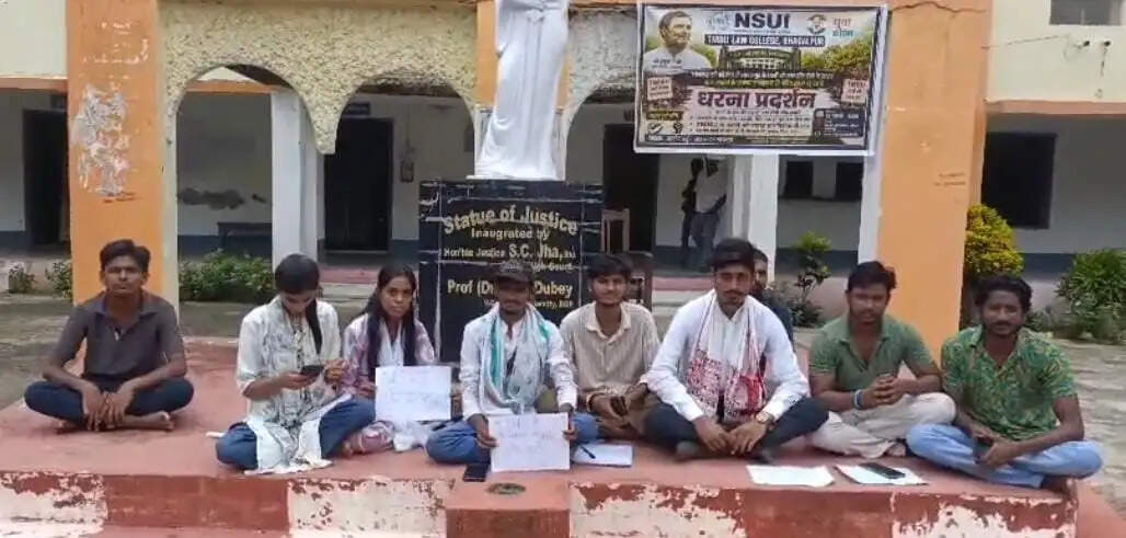 टीएनबी लॉ कॉलेज में युवा कांग्रेस और एनएसयूआई का सांकेतिक धरना, बड़ी संख्या में छात्र-युवा और समाज के लोग हुए शामिल