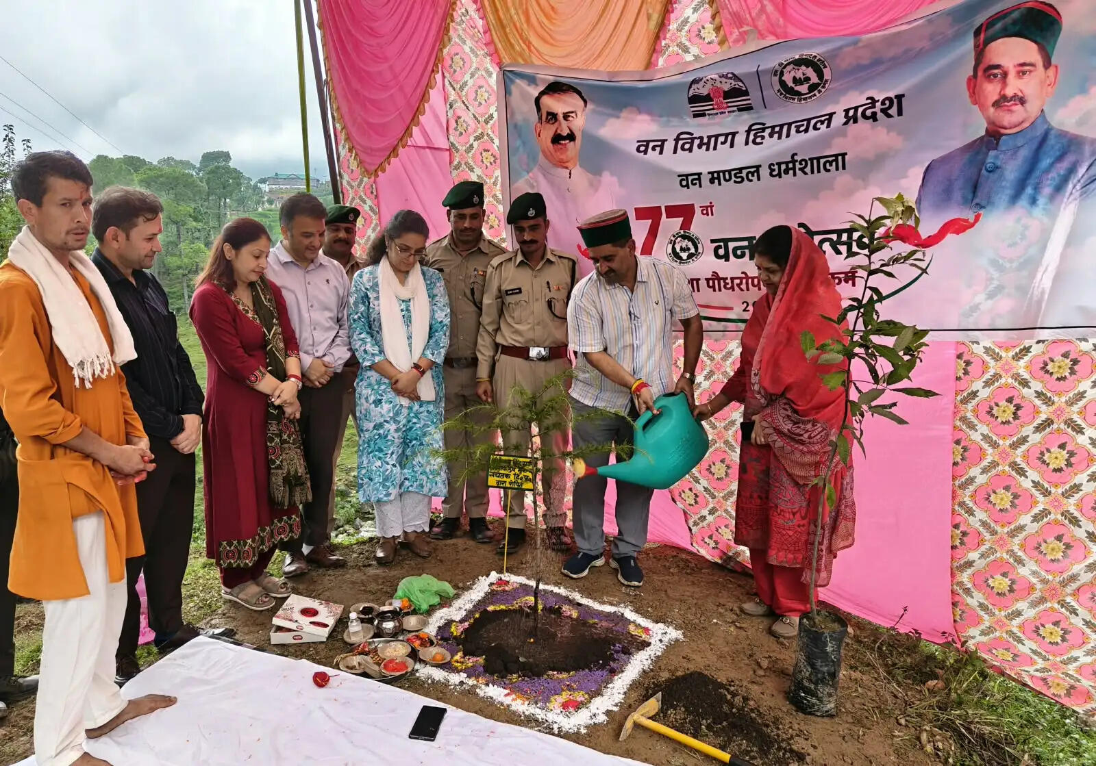 77वें वन महोत्सव पर केवल सिंह पठानिया ने रोपा देवदार का पौधा