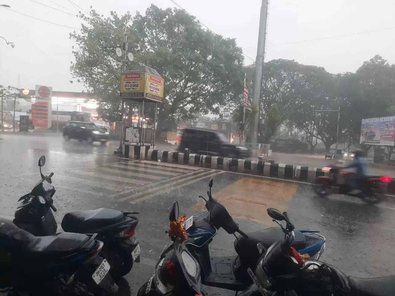 भारी बारिश से आम जन-जीवन हुआ प्रभावित