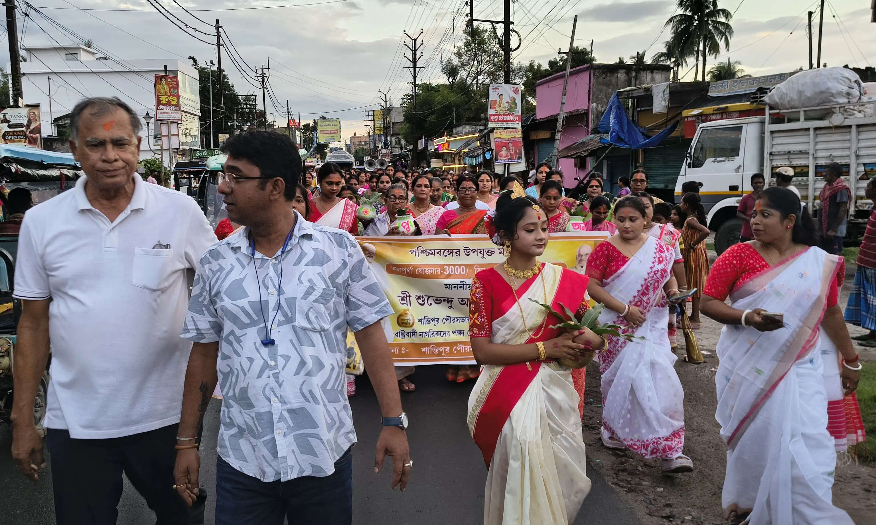 अन्नपूर्णा भंडार की राशि मिलने पर शांतिपुर में महिलाओं ने निकाली भव्य शोभायात्रा