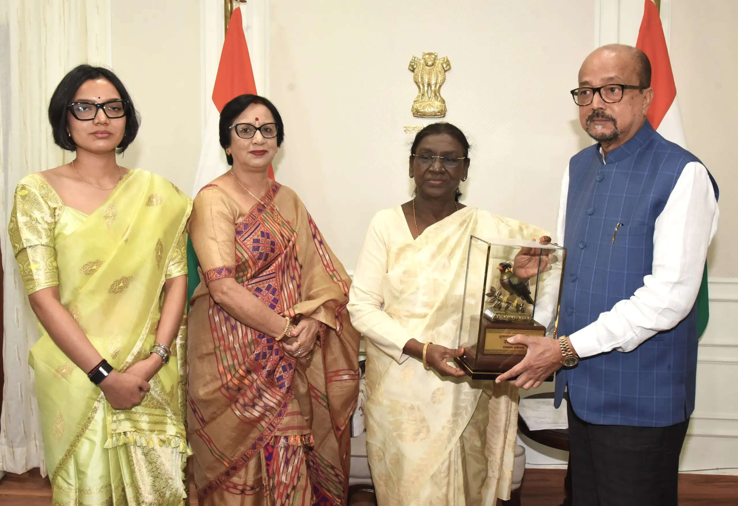 राष्ट्रपति&nbsp;द्रौपदी मुर्मु को राज्यपाल&nbsp;रमेन डेका ने भेंट की पहाड़ी मैना&nbsp;की प्रतिकृति