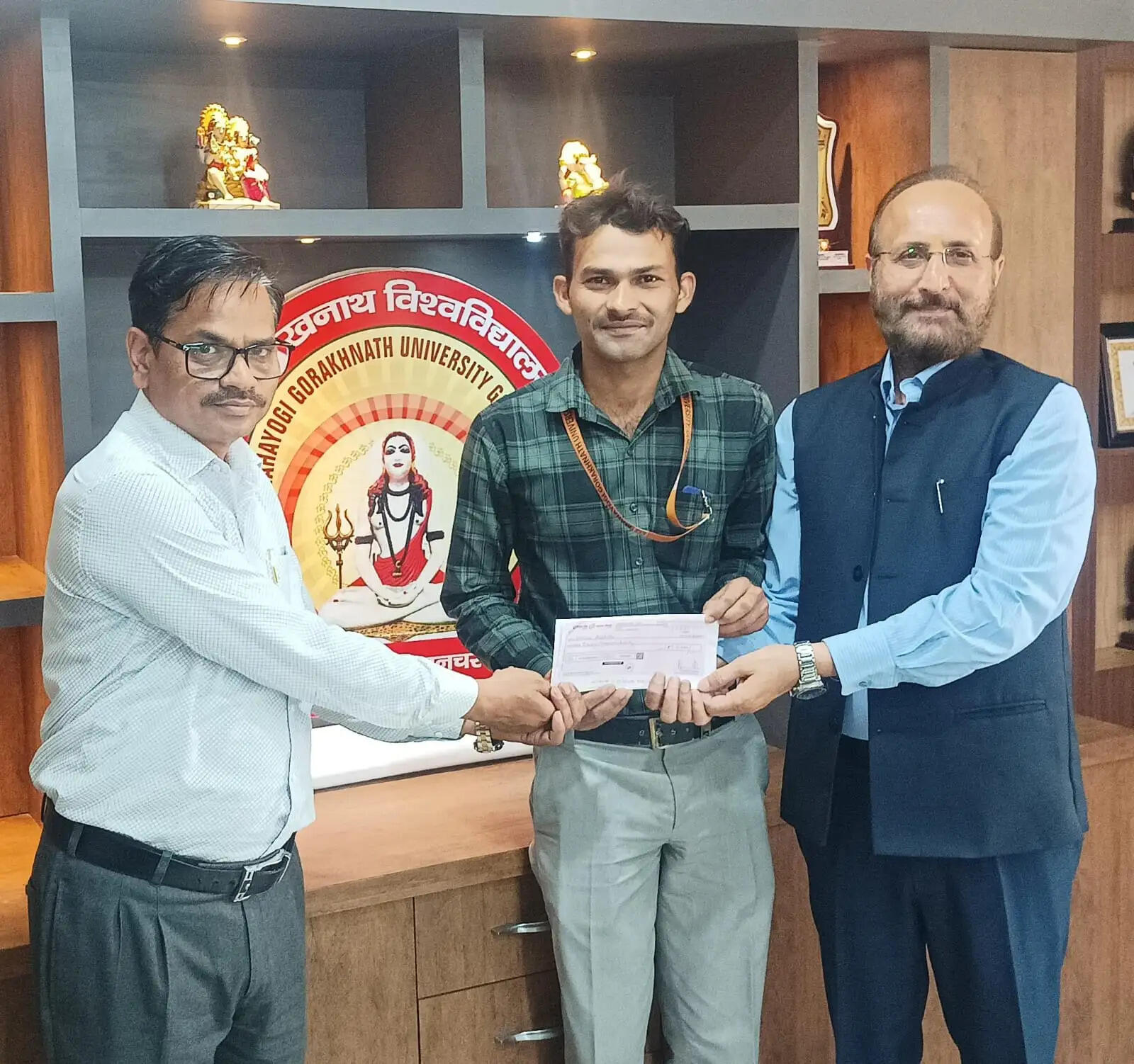 पोस्टर प्रस्तुति में उत्कृष्ट प्रदर्शन पर प्रोफेसर पीयूष आनंद को 11000 का नकद पुरस्कार