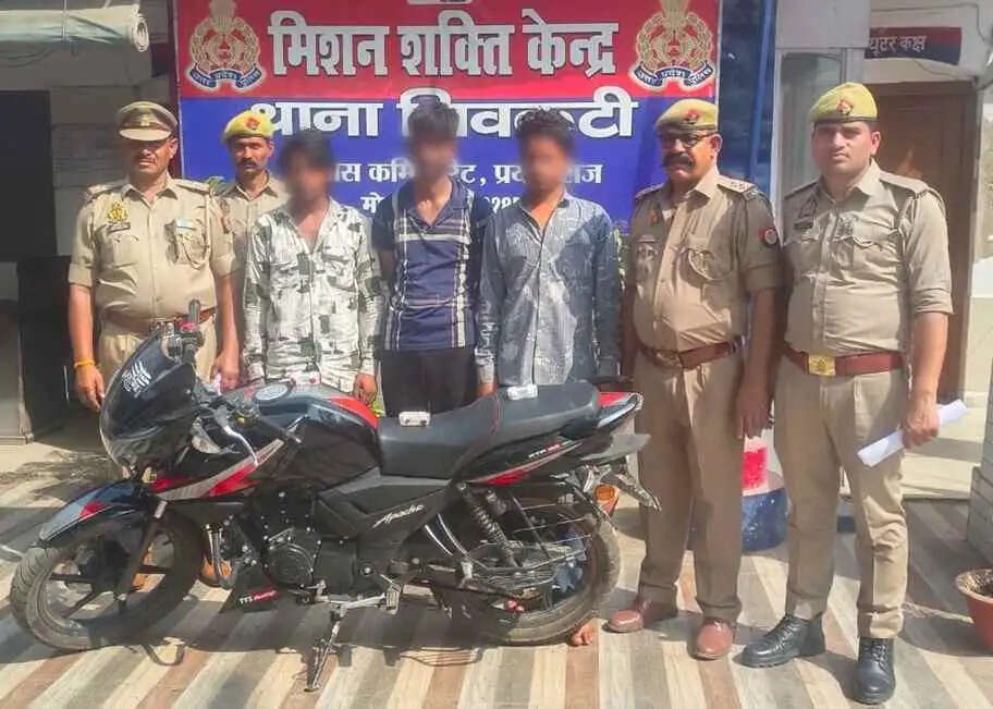 छिनैती के मामले में तीन आरोपित गिरफ्तार, चैन व बाइक बरामद