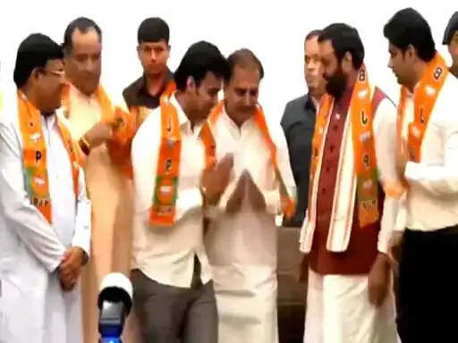 फरीदाबाद : मुख्यमंत्री के नेतृत्व में तीन पार्षदों ने थामा भाजपा का दामन