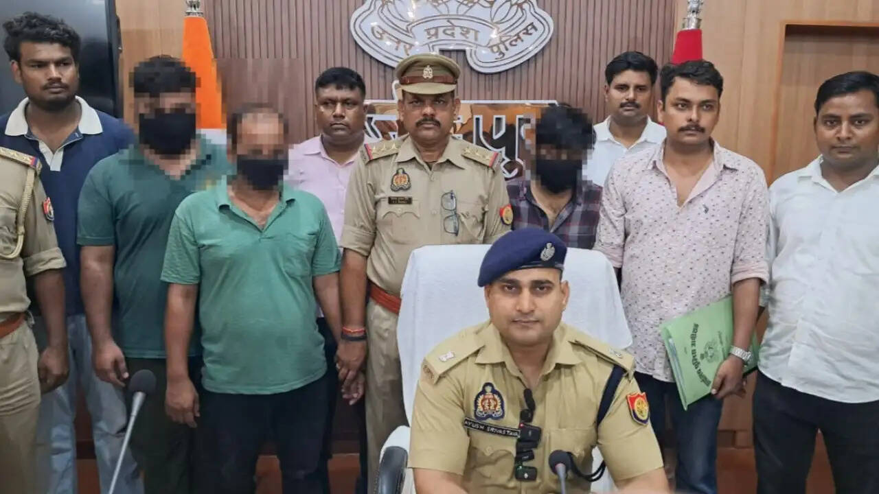 साइबर ठग गिरोह के तीन आरोपित गिरफ्तार, नकदी व 10 फर्जी आधार कार्ड बरामद