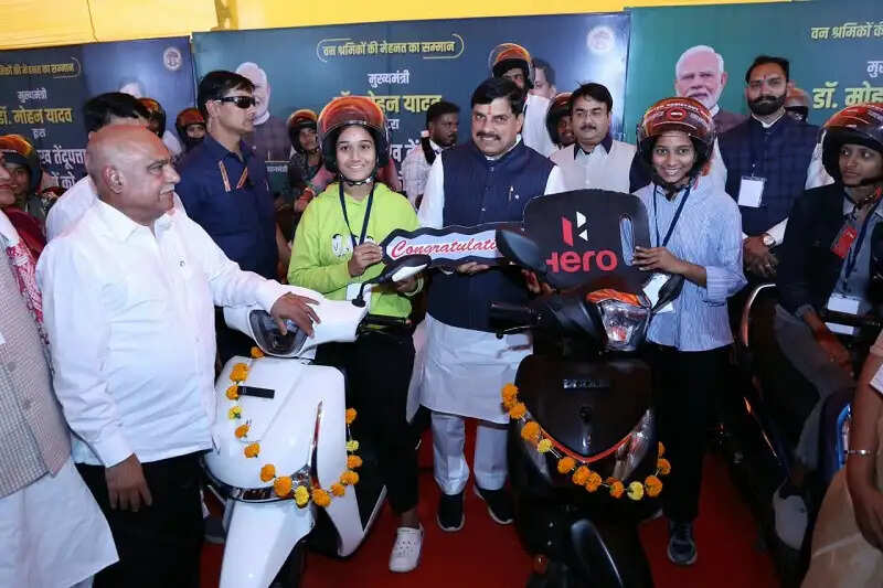 मप्रः मुख्यमंत्री डॉ. यादव ने बैतूल में मेधावी विद्यार्थियों को वितरित किए लैपटॉप और स्कूटी