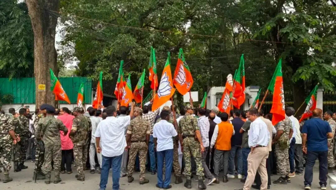 जेपीएससी-जेएसएससी अभ्यर्थियों के विधानसभा घेराव के बीच भाजपा का प्रदर्शन, मुख्यमंत्री से इस्तीफे की मांग
