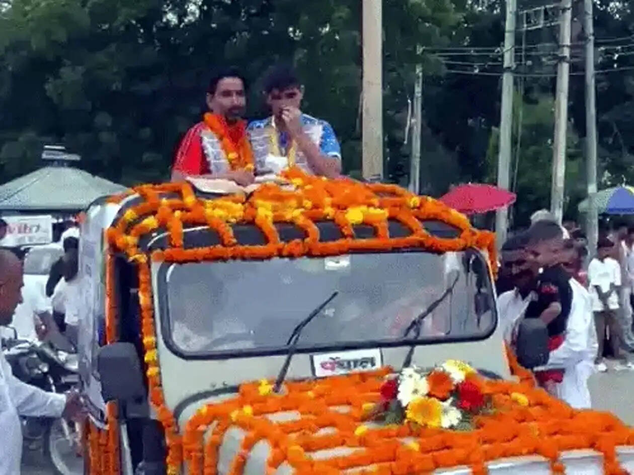 हिसार पहुंचने पर ‘गोल्डन बॉय’ अंकुश पंघाल का स्वागत, बहन बनी सारथी