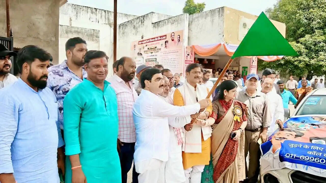 राज्यमंत्री हंसराज विश्वकर्मा ने भारत टैक्सी वाहनों को हरी झंडी दिखाकर किया रवाना