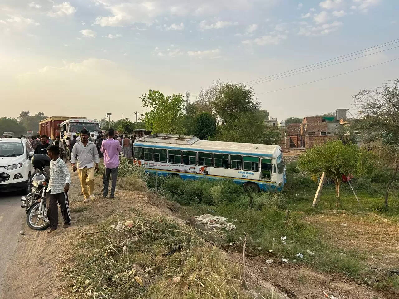 सिरसा: रोडवेज बस व ट्रक में टक्कर,पांच घायल