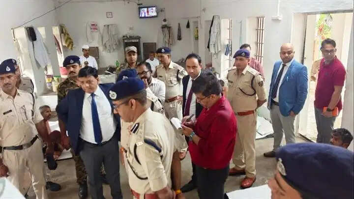 ग्वालियरः प्रधान जिला न्यायाधीश ललित किशोर ने किया केन्द्रीय जेल का निरीक्षण