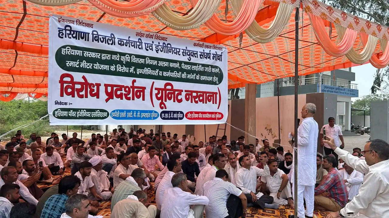 जींद : बिजली निगम कर्मियों एवं इंजीनियरों ने मांगों को लेकर प्रदर्शन किया