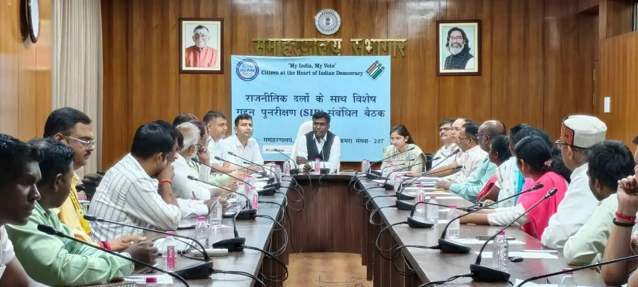 एसआईआर में लोगों को जारी नोटिस मामले पर बीएलओ, घर जाकर जुटाएंगे दस्तावेज