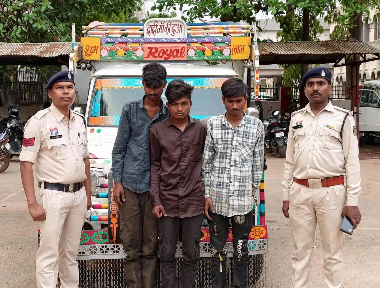 अंतरराज्यीय चोर गिरोह गिरफ्तार, कपड़ा दुकान में&nbsp;की थी चोरी