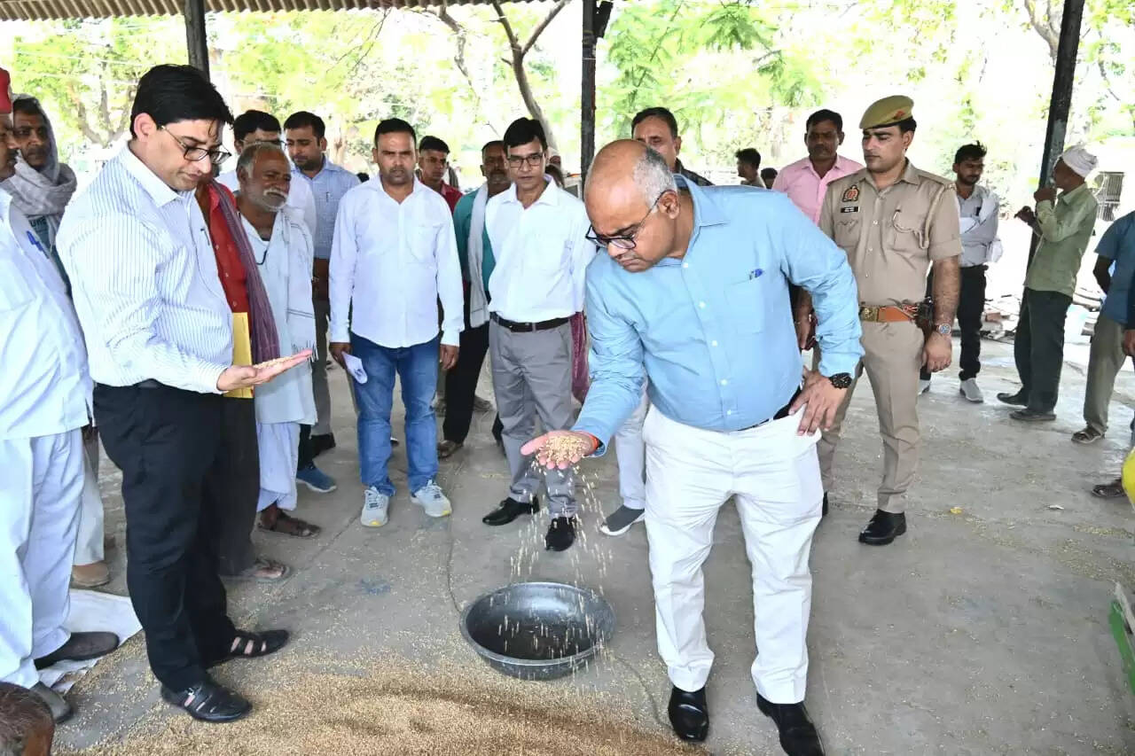 क्रय केंद्रों पर लापरवाही नहीं होगी बर्दाश्त, हर किसान का गेहूं खरीदा जाएगा : जिलाधिकारी