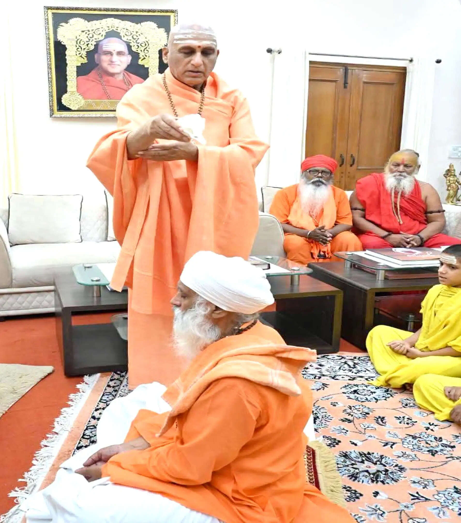 वाल्मीकि धाम दिल्ली के पीठाधीश्वर कृष्णा शाह नंद गिरी को जूना अखाड़े ने दी जगतगुरु की उपाधि