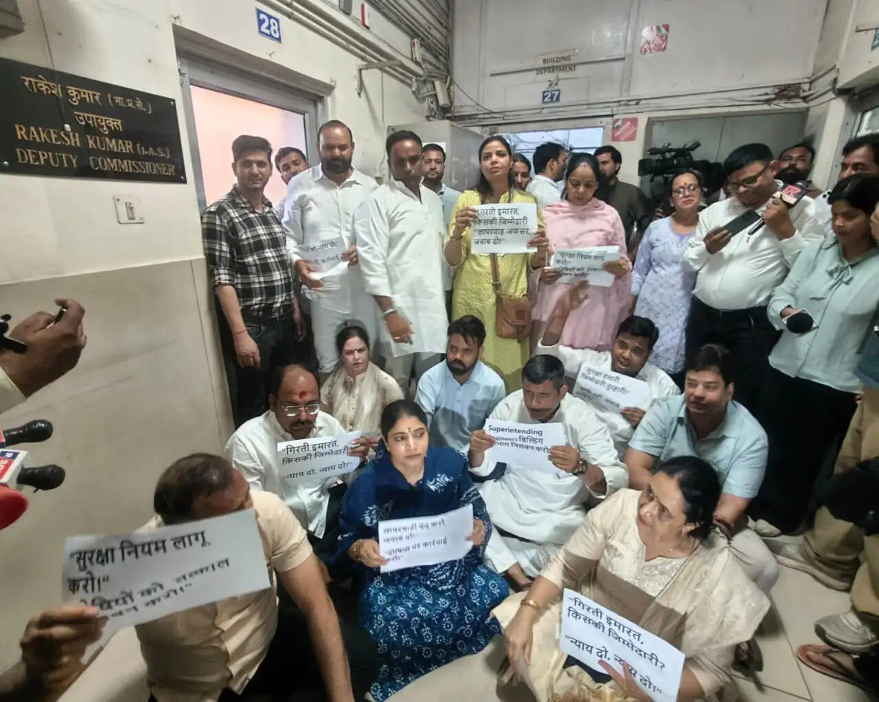 साकेत बिल्डिंग हादसे पर आआपा पार्षदों ने साउथ जोन के डीसी का किया घेराव, निलंबन की मांग