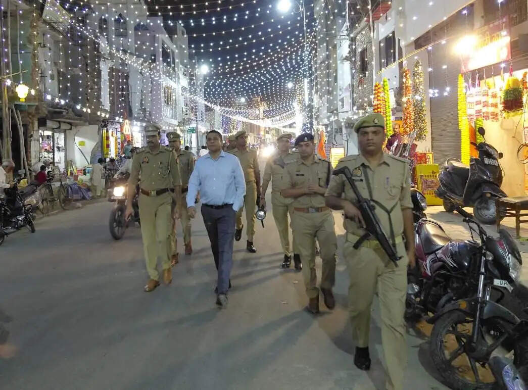 त्योहारों को लेकर पुलिस अलर्ट, एसएसपी ने कोतवाली क्षेत्र में किया पैदल गश्त
